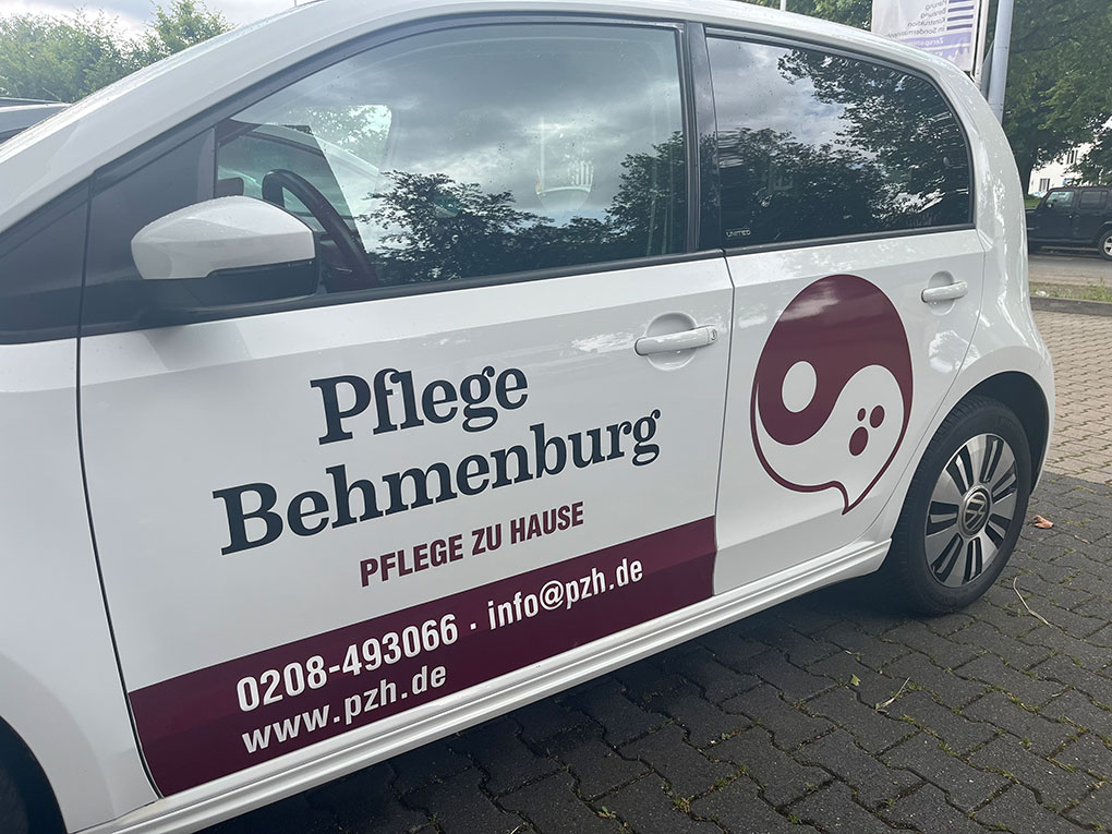beschriftetes Fahrzeug der Pflege Behmenburg