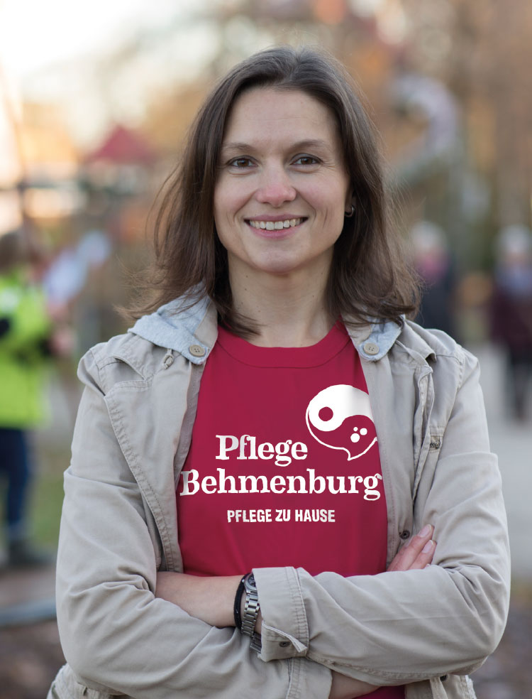 Pflegekraft mit einem Tshirt der Pflege Behmenburg