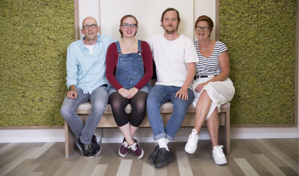 Familie Behmenburg zusammen auf einer Bank